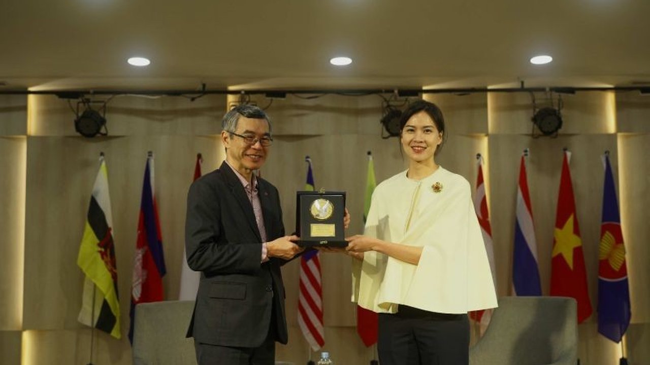 Youth Model ASEAN Conference (YMAC) 2025 di UPH, Jakarta, mendorong mahasiswa ASEAN untuk menciptakan solusi nyata bagi pembangunan perkotaan berkelanjutan melalui kolaborasi dan dialog.