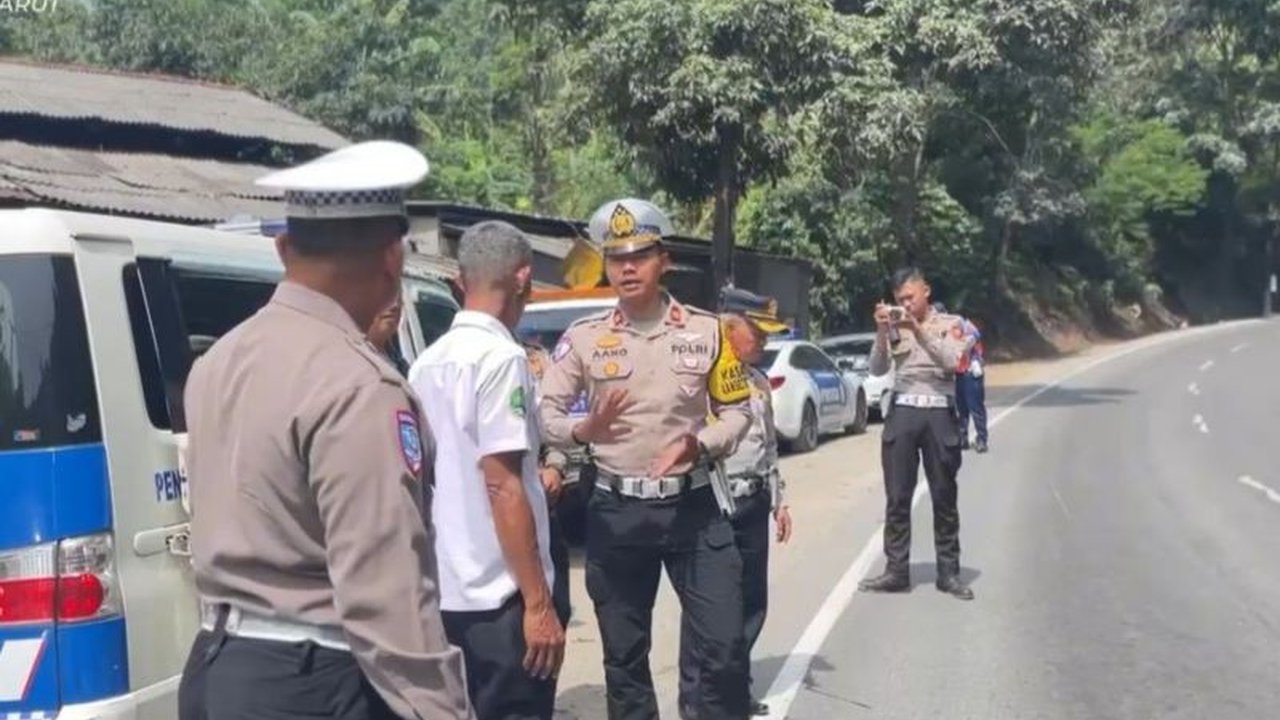 Polres Garut telah mengecek kesiapan jalur mudik di wilayahnya, memastikan jalan-jalan utama dan alternatif dalam kondisi baik untuk kenyamanan pemudik Lebaran 2025.