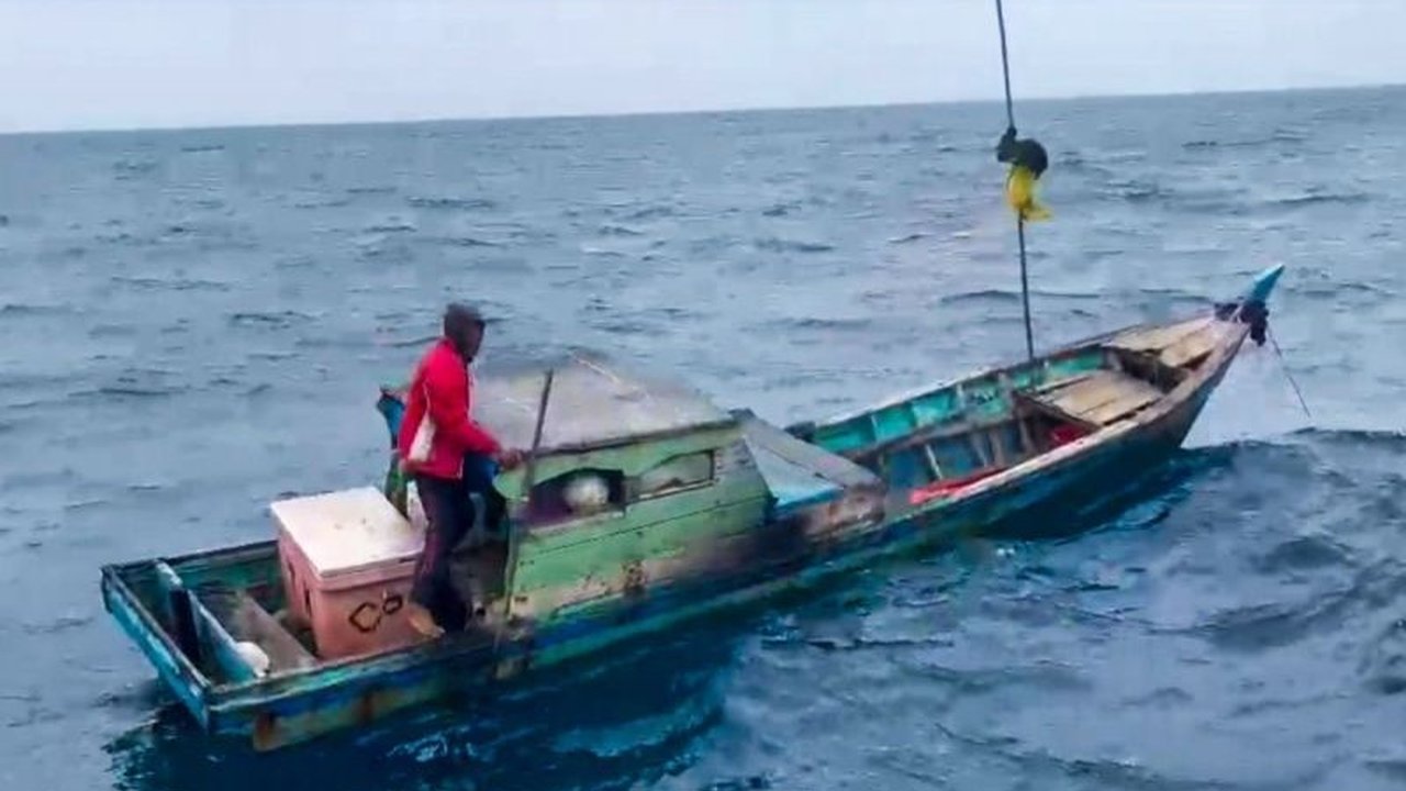 Tim SAR Gabungan berhasil menemukan Abdul Kadir (58), seorang nelayan yang hilang kontak di perairan Natuna, dalam keadaan selamat setelah tiga hari terombang-ambing karena mesin kapalnya mati.