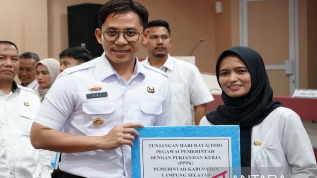 Pemerintah Kabupaten Lampung Selatan menyalurkan tunjangan hari raya (THR) Idul Fitri 1446 H senilai Rp38 miliar kepada 6.687 ASN, termasuk PNS dan PPPK, sebagai wujud apresiasi atas kinerja mereka.