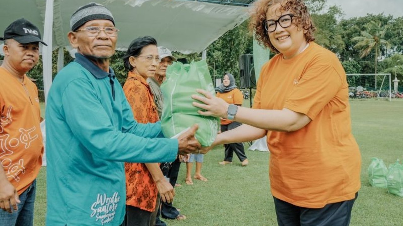 PT Taman Wisata Candi (TWC) membagikan 3.000 paket sembako kepada masyarakat prasejahtera di sekitar Borobudur, Prambanan, dan Ratu Boko menjelang Idul Fitri 1446 H sebagai bentuk kepedulian sosial.