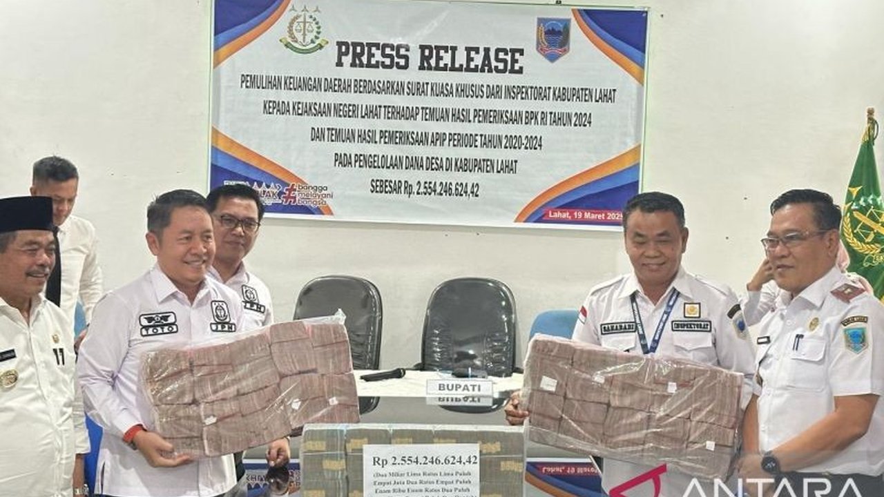 Kejari Lahat sukses pulihkan keuangan daerah senilai Rp2,5 miliar dari 25 perkara, dana tersebut akan digunakan untuk pembangunan dan kesejahteraan masyarakat Kabupaten Lahat.