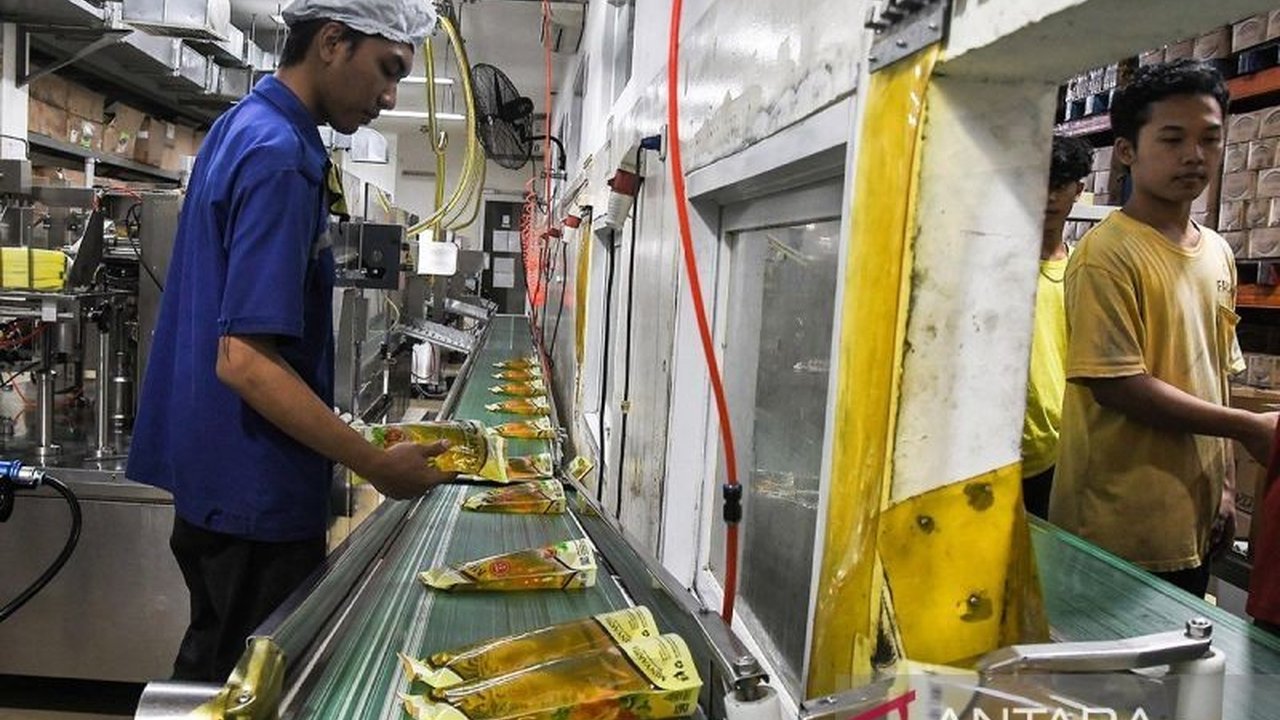 Dua tersangka pengemas Minyakita di Jakarta Barat terancam hukuman penjara dan denda besar karena mengurangi takaran isi kemasan minyak goreng subsidi tersebut.