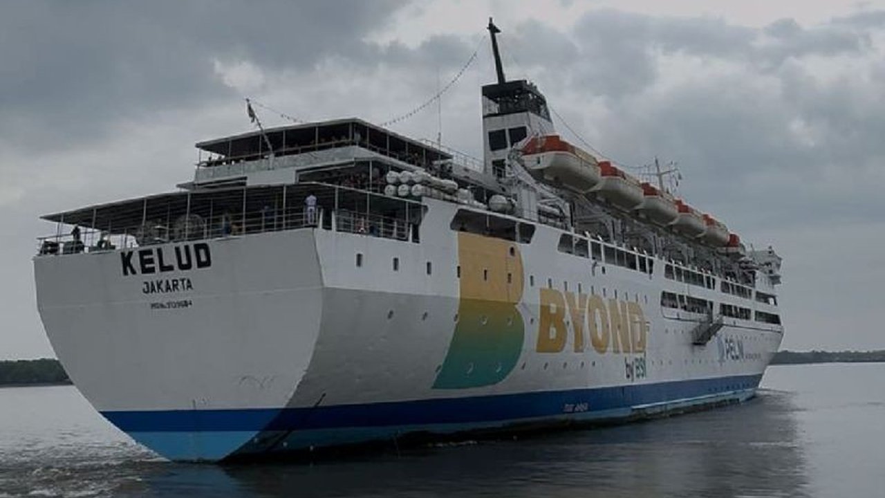 PT Pelni Cabang Medan menambah frekuensi kapal KM Kelud dan KM Nggapulu untuk mengantisipasi lonjakan penumpang selama Lebaran 2025, dengan penambahan rute dan menyediakan tiket gratis.