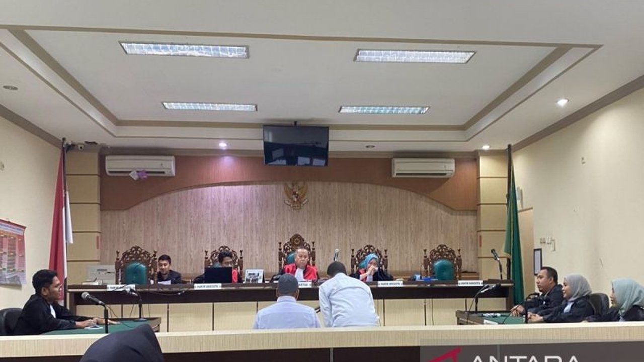 Majelis hakim Pengadilan Tipikor Banjarmasin membebaskan dua terdakwa korupsi proyek PUPR HST tahun 2021, meskipun JPU menuntut pidana penjara dan denda,  menimbulkan pertanyaan terkait kerugian negara Rp173 juta.