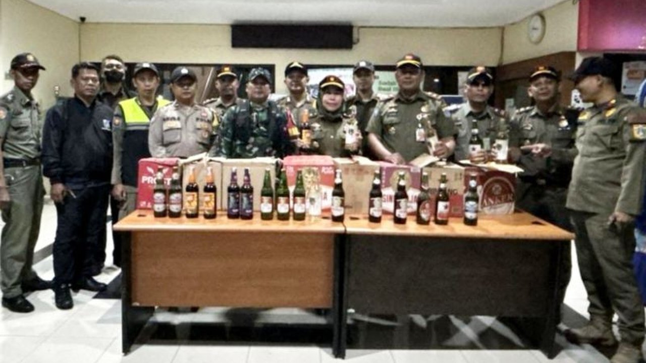 Pemerintah Kota Jakarta Selatan gencar sita miras jelang Ramadhan untuk menciptakan lingkungan yang kondusif, ratusan botol miras berbagai merek disita dari berbagai lokasi.