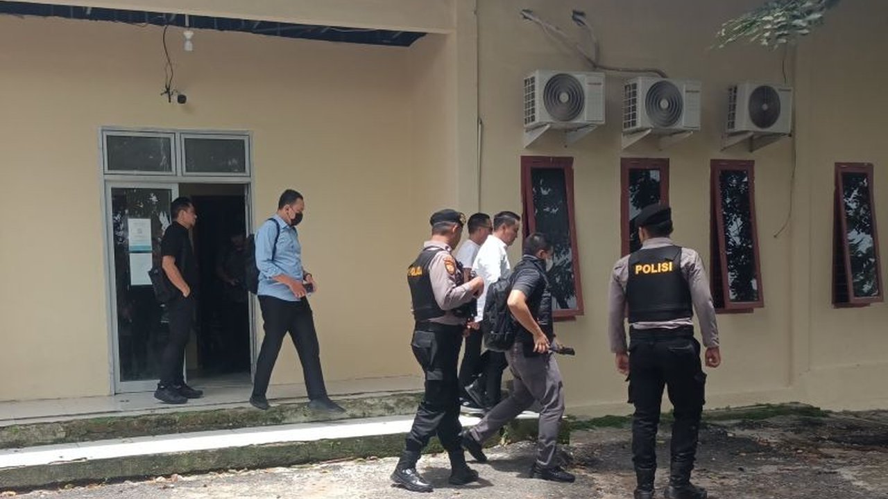 Tim KPK menggeledah Kantor Dinas PUPR OKU terkait dugaan suap sembilan proyek dan membawa empat koper berisi barang bukti setelah memeriksa dokumen dan meninjau beberapa lokasi.