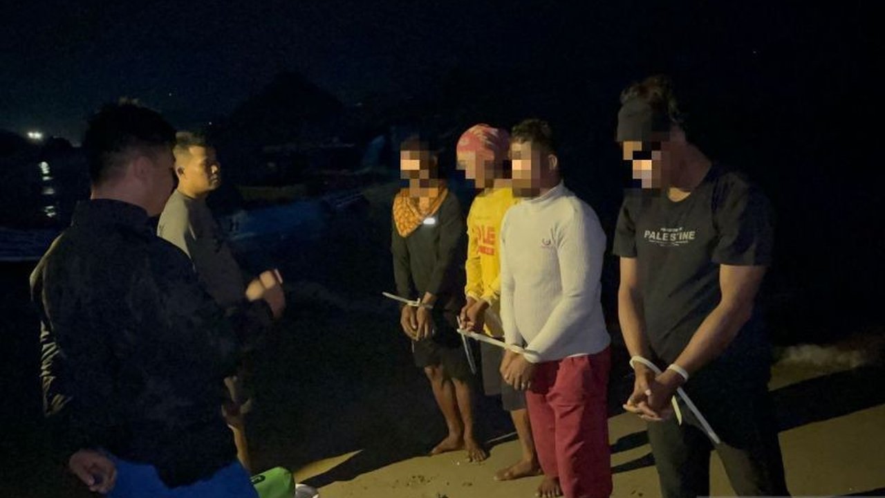 Empat nelayan di Lombok Timur terancam hukuman karena diduga menangkap ikan menggunakan bahan peledak, merusak ekosistem laut dan mengancam mata pencaharian nelayan lain.