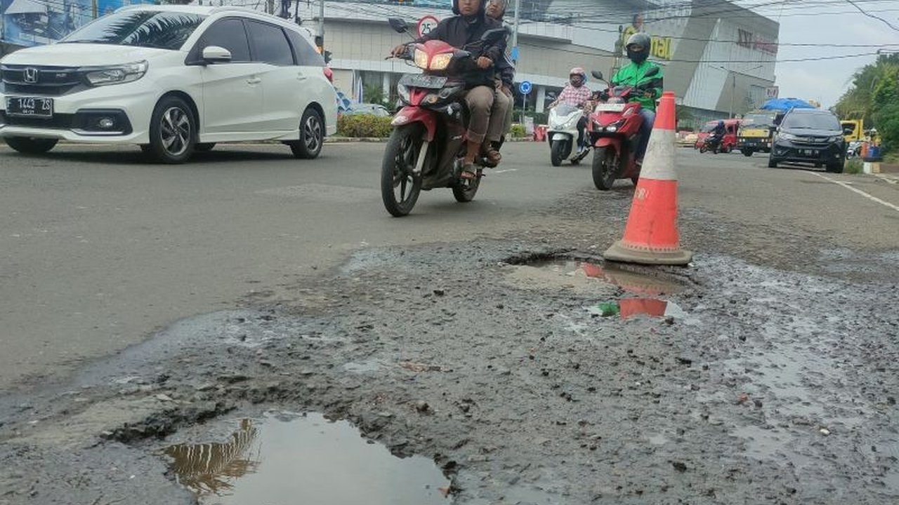 Dinas Perhubungan Cianjur akan berkoordinasi dengan instansi terkait untuk memperbaiki jalan rusak di sejumlah titik, terutama jalur mudik Lebaran 2025, setelah menerima banyak laporan dari masyarakat.