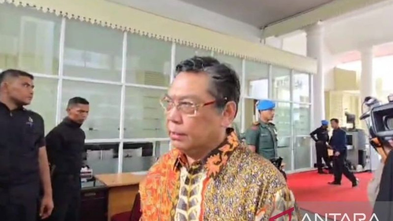 Ketua Komisi I DPR dan Presiden Prabowo Subianto membahas RUU TNI jelang pengesahan dalam rapat paripurna DPR RI, Kamis (20/3).