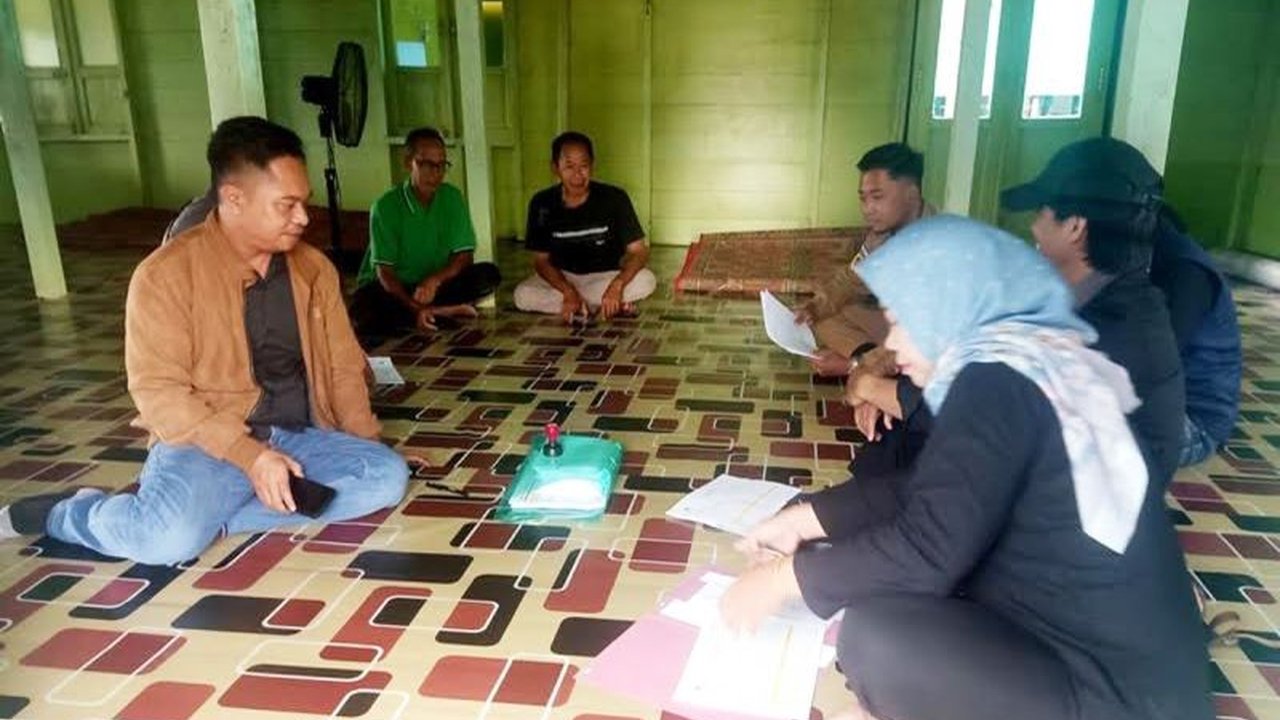 KPU Barito Utara mendistribusikan C6 untuk Pemungutan Suara Ulang (PSU) Pilkada 2024 di dua TPS di Kecamatan Teweh Tengah dan Teweh Baru, Kalimantan Tengah, menyusul putusan Mahkamah Konstitusi.