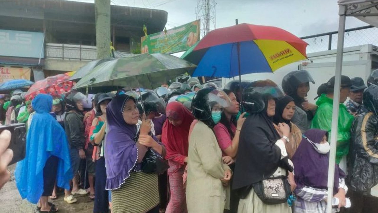 Pemerintah Kabupaten Bengkayang, Kalimantan Barat, menggelar operasi pasar dengan menyediakan 1.000 paket bahan pangan murah untuk menekan inflasi menjelang Lebaran 2025.