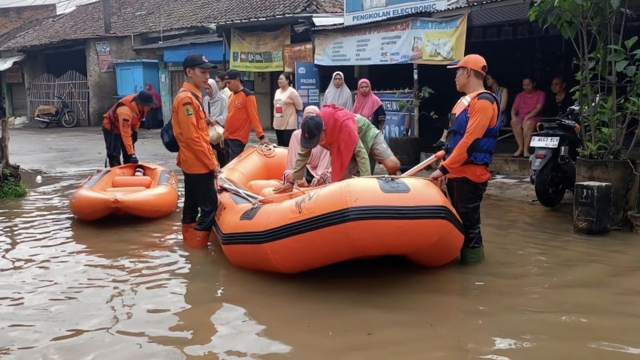 Pemerintah Kabupaten Bandung mendistribusikan perahu dan peralatan evakuasi ke 16 kecamatan rawan banjir untuk mengantisipasi bencana hidrometeorologi yang diperkirakan masih akan terjadi hingga Mei 2025.