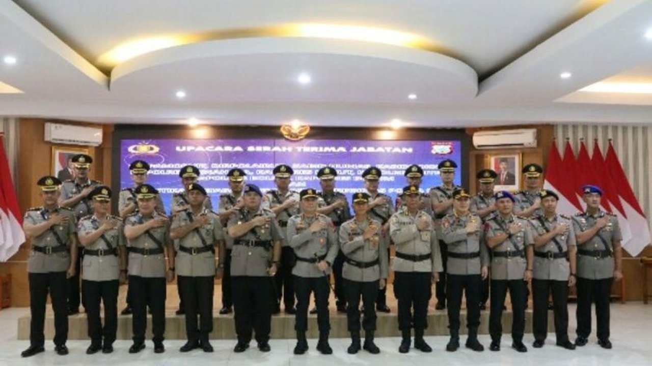 Kapolda Sulut Irjen Pol Roycke Harry Langie memimpin serah terima jabatan enam pejabat utama dan lima Kapolres di Manado, Rabu (19/3), dalam rangka penyegaran dan peningkatan kinerja Polri.