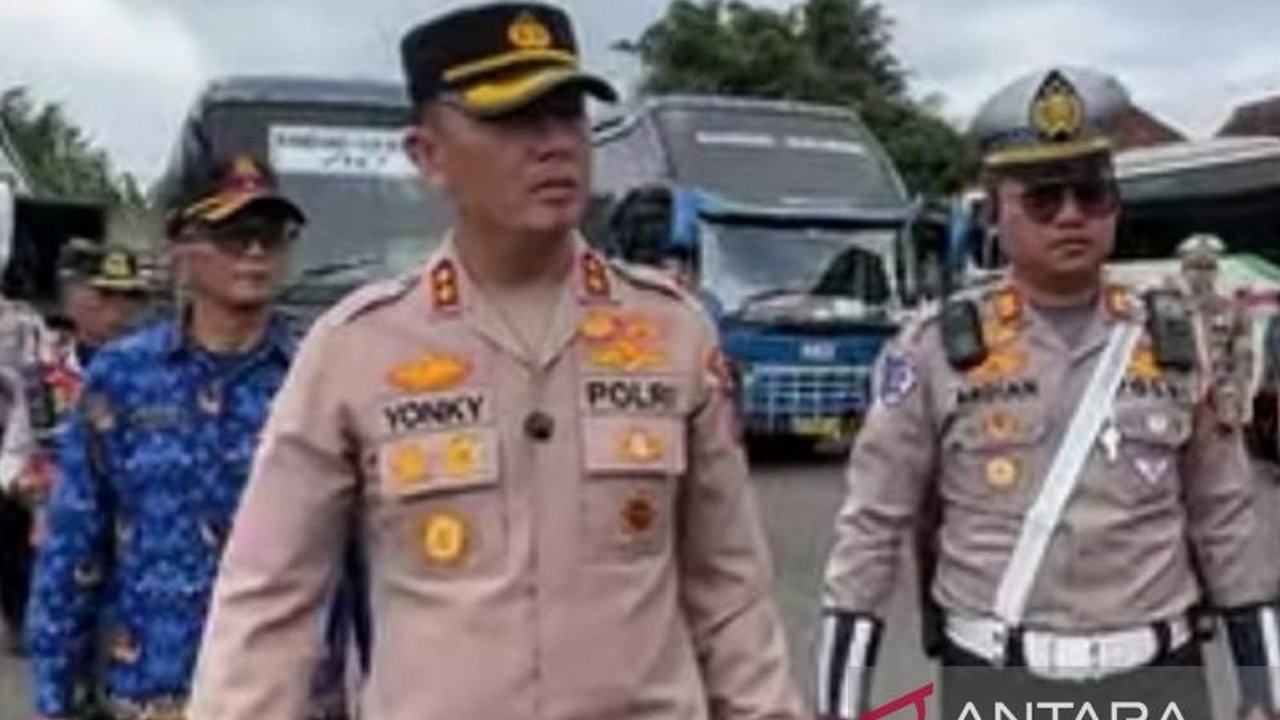 Kepolisian Cianjur dan Dishub gencarkan ramp check untuk memastikan kelaikan kendaraan umum dan bus menjelang mudik Lebaran 2025, guna mencegah kecelakaan.