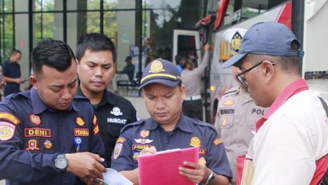 Petugas gabungan di Terminal Madiun melakukan ramp check dan cek kesehatan sopir bus untuk memastikan keamanan dan keselamatan pemudik Lebaran 2025.