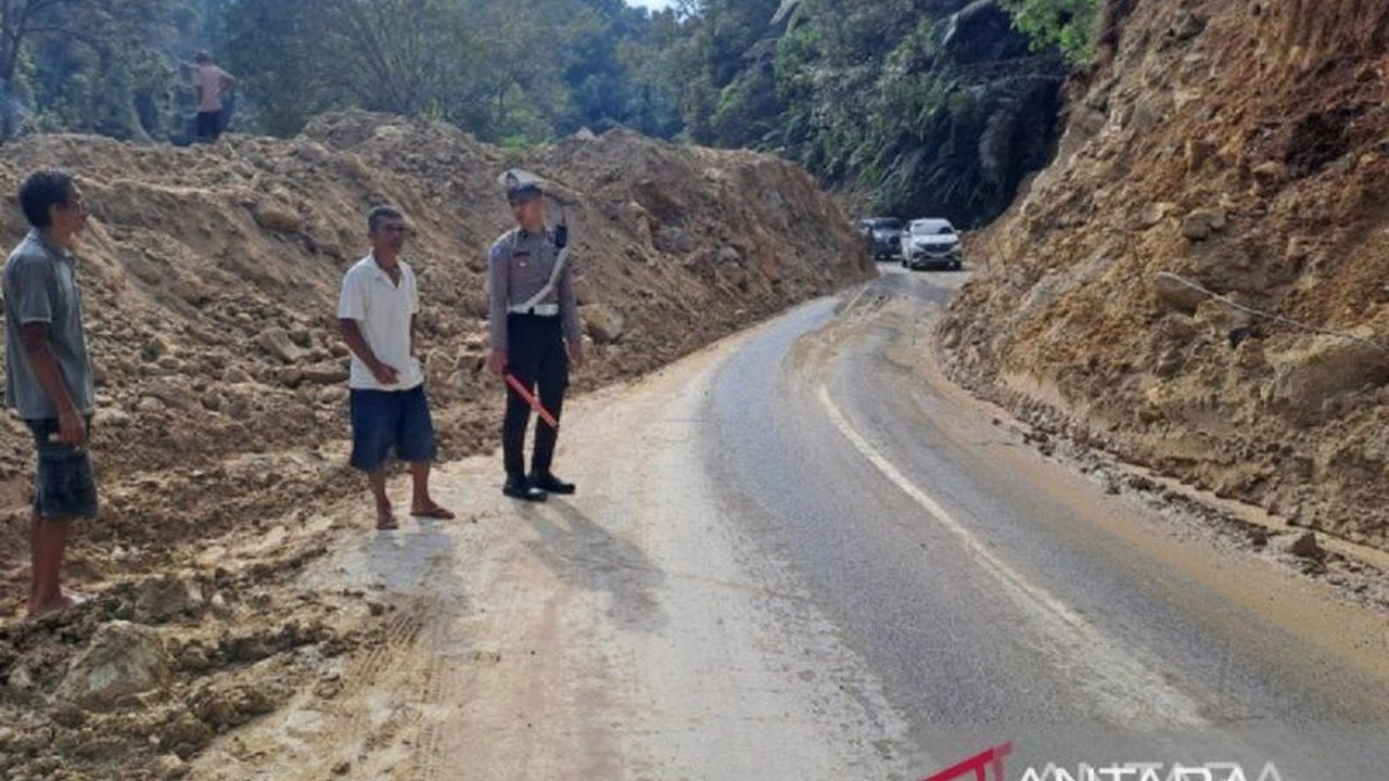 Jalur lintas Tarutung-Sipirok, Sumatera Utara yang sempat terputus akibat longsor pasca gempa magnitudo 5,5 kini telah kembali normal setelah dilakukan pembersihan material longsor.