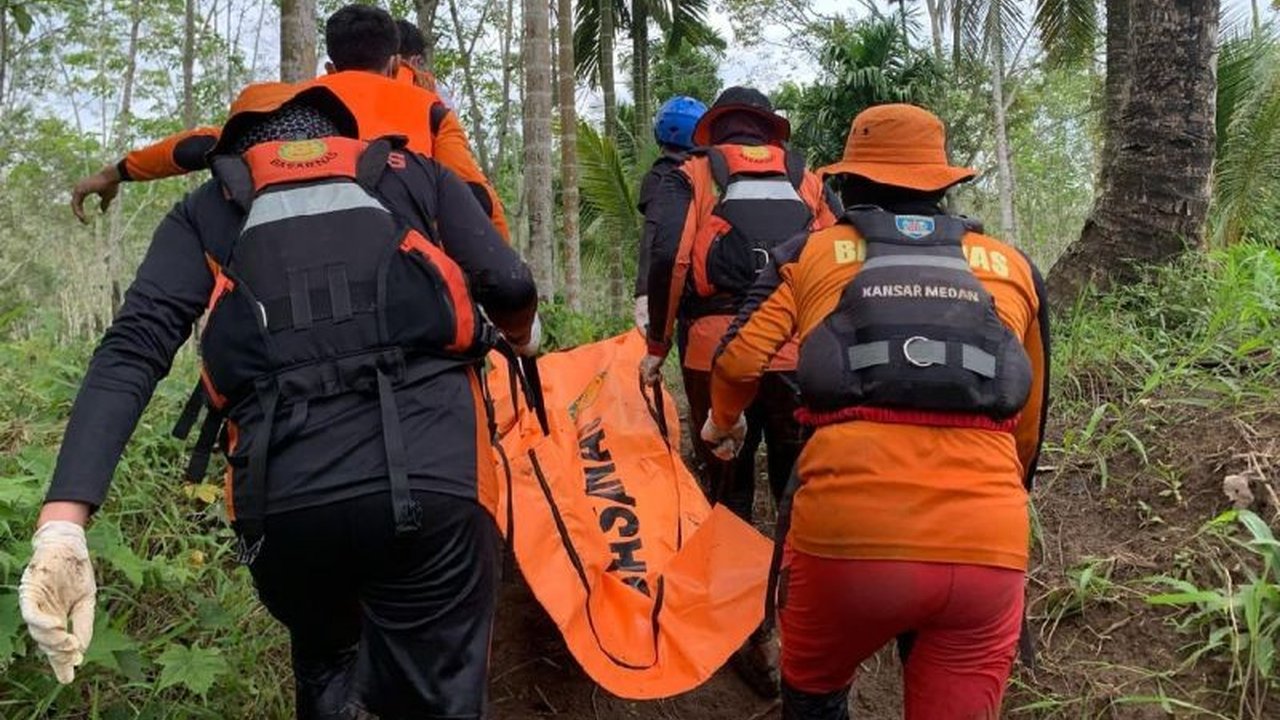 Basarnas Medan bersama tim gabungan membentuk tiga unit SAR untuk mencari korban banjir di Padangsidimpuan, Sumatera Utara, setelah satu korban ditemukan, satu lagi masih dalam pencarian.