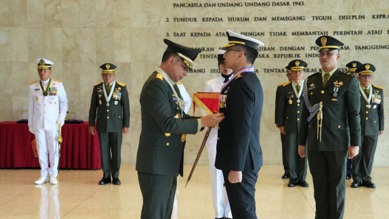 Panglima TNI Jenderal Agus Subiyanto memberikan penghargaan Bintang Jalasena Utama kepada Kepala Staf Angkatan Laut Singapura, Rear Admiral Sean Wat, atas kerja sama bilateral yang erat di bidang pertahanan laut.