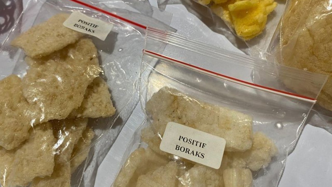 Balai Besar Pengawas Obat dan Makanan (BBPOM) DKI Jakarta menemukan takjil mengandung formalin dan rhodamin B di Pasar Benhil dan Rawamangun, menimbulkan kekhawatiran akan kesehatan konsumen.