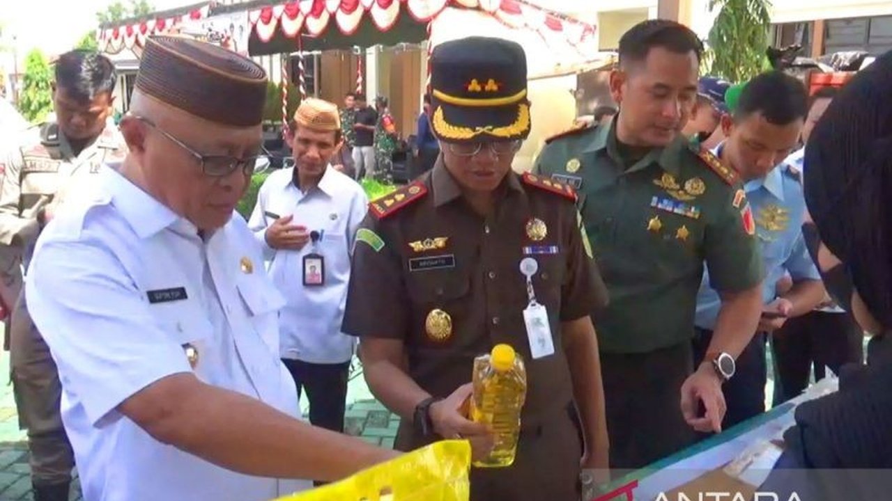 Pemerintah Kabupaten Gorontalo dan Kejari menggelar pasar murah bersubsidi untuk pengendalian inflasi dan stabilisasi harga barang kebutuhan pokok menjelang Lebaran 2025, dengan paket sembako murah dan pemeriksaan kesehatan gratis.