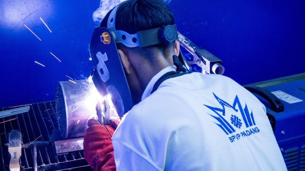 Menteri Ketenagakerjaan RI, Prof. Yassierli, menekankan pentingnya penerapan prinsip ergonomi di lingkungan kerja Indonesia untuk meningkatkan produktivitas dan menciptakan tempat kerja yang aman, sehat, dan nyaman.