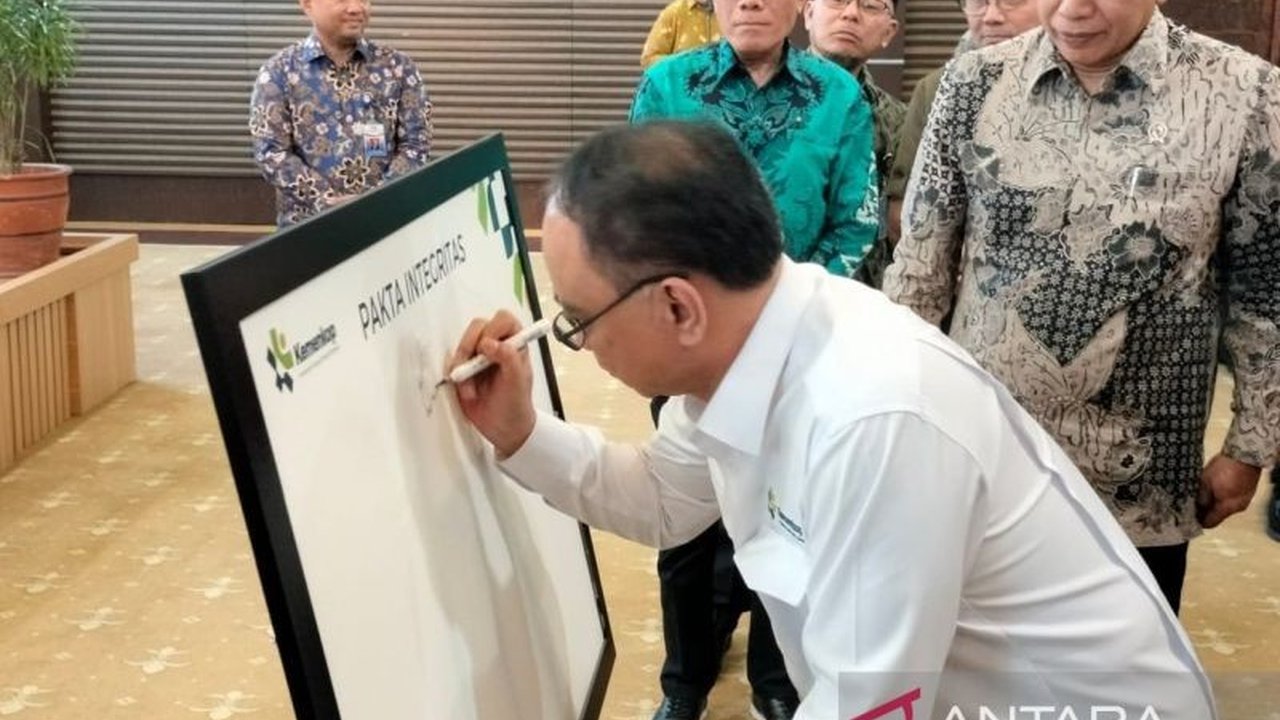 Menteri Koperasi Budi Arie Setiadi menegaskan pentingnya pencanangan zona integritas di Kementerian Koperasi untuk memulihkan kepercayaan masyarakat dan mendorong transparansi pengelolaan koperasi.