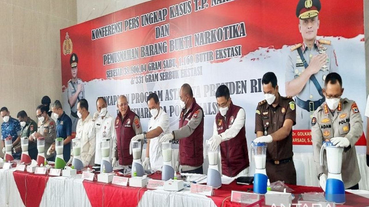 Polda Kalsel memusnahkan 38 kilogram sabu-sabu dan ratusan pil ekstasi jaringan Fredy Pratama, menyelamatkan puluhan ribu orang dari penyalahgunaan narkoba.