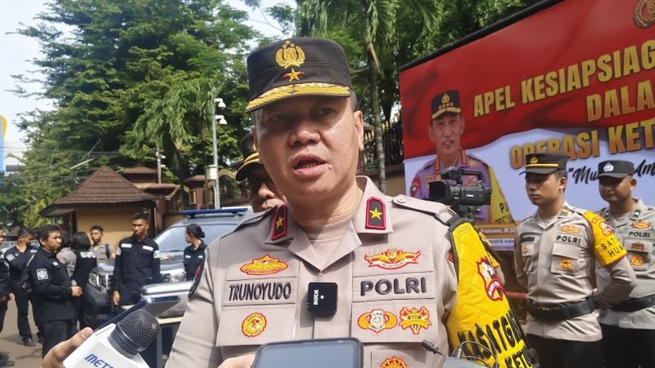 Polri menggelar apel pasukan Operasi Ketupat 2025 di Surabaya untuk memastikan keamanan dan kenyamanan pemudik Lebaran 2025, dengan melibatkan TNI dan stakeholder terkait.