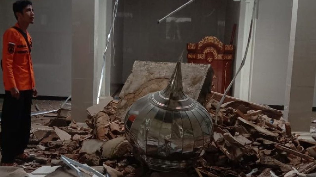 Angin kencang disertai hujan deras menyebabkan atap dan kubah Masjid Assomad di Serang ambruk, mengakibatkan kerusakan pada tiga mobil, namun tidak ada korban jiwa.