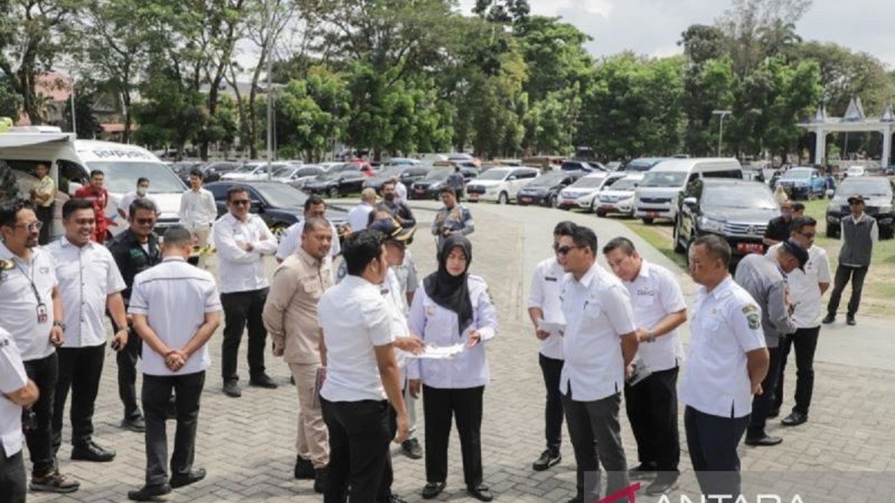 Pemerintah Kota Pematangsiantar memeriksa 205 kendaraan dinas roda empat untuk memastikan kelayakan jalan, kelengkapan dokumen, dan kepatuhan pajak, demi mendukung pelayanan publik yang optimal.