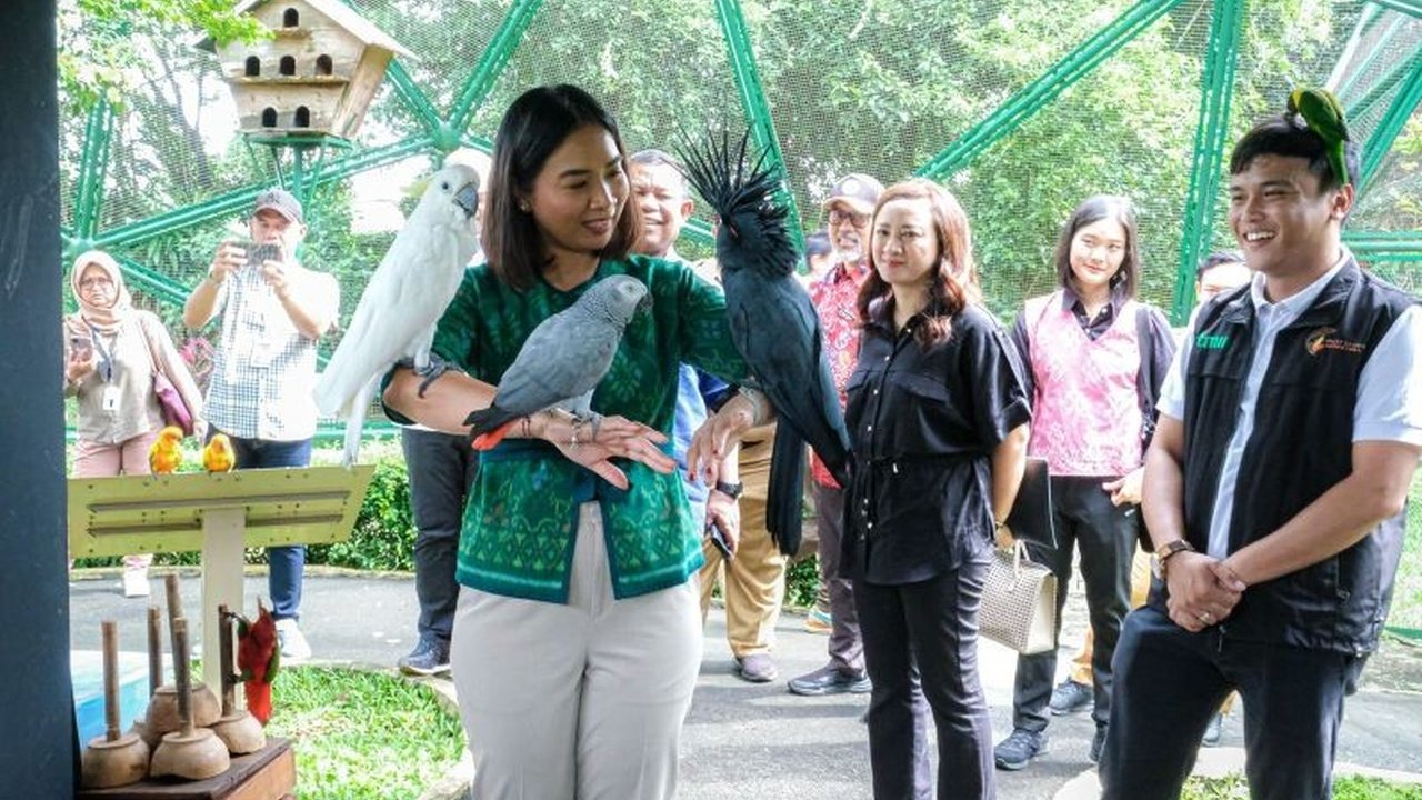 Wakil Menteri Pariwisata meninjau kesiapan TMII dalam menghadapi lonjakan wisatawan selama Lebaran, memastikan fasilitas terintegrasi dan transportasi umum tersedia.