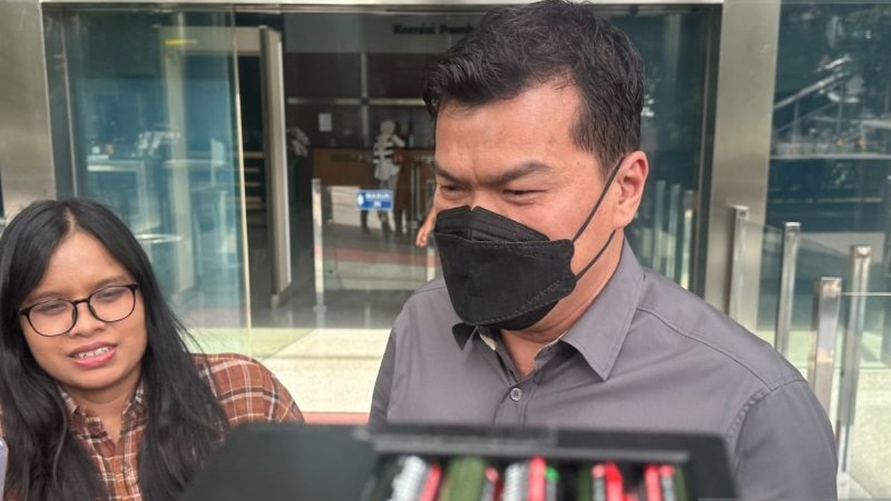 Mantan anggota DPR Andi Narogong diperiksa KPK terkait kasus korupsi KTP elektronik, namun memilih bungkam saat dikonfirmasi awak media.