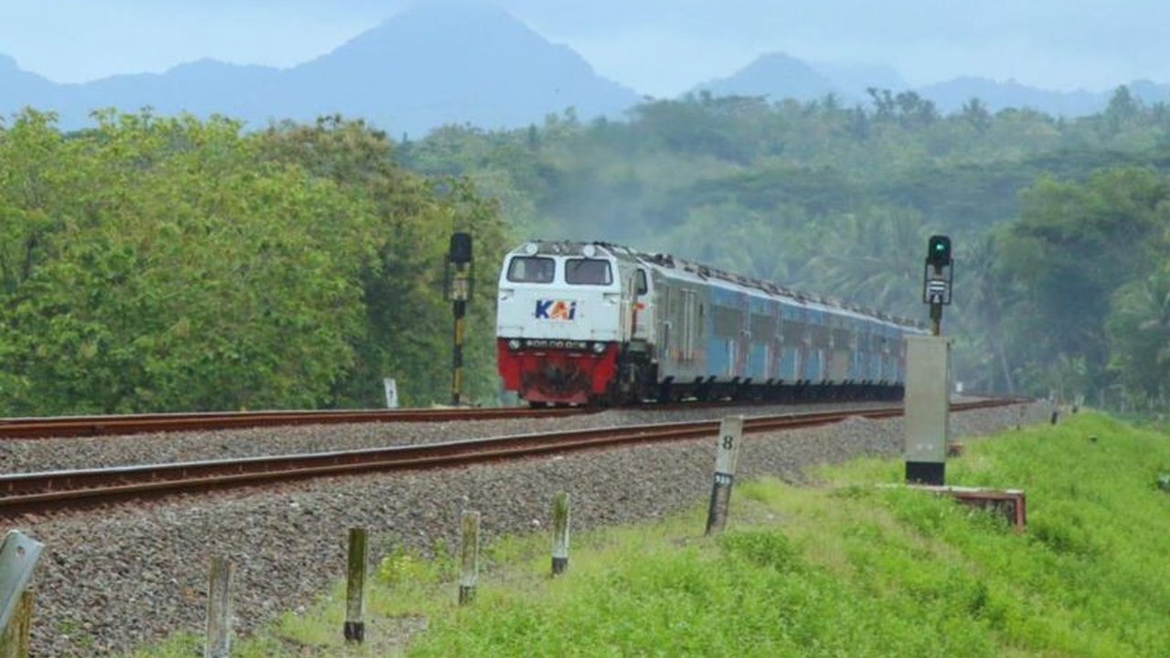 PT KAI Daop 6 Yogyakarta mengimbau masyarakat untuk tidak beraktivitas di jalur kereta api selama Angkutan Lebaran 2025 guna mencegah kecelakaan, mengingat peningkatan kepadatan jalur akibat penambahan kereta api.
