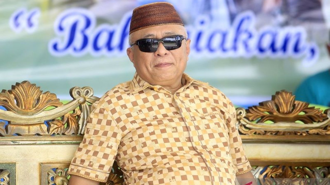 Bupati Gorontalo, Sofyan Puhi, menyerahkan bantuan Atensi kepada 53 warga kurang mampu berupa kursi roda, alat bantu jalan, hingga modal usaha, sebagai wujud komitmen pemerintah daerah dalam memberikan pelayanan terbaik bagi masyarakat.