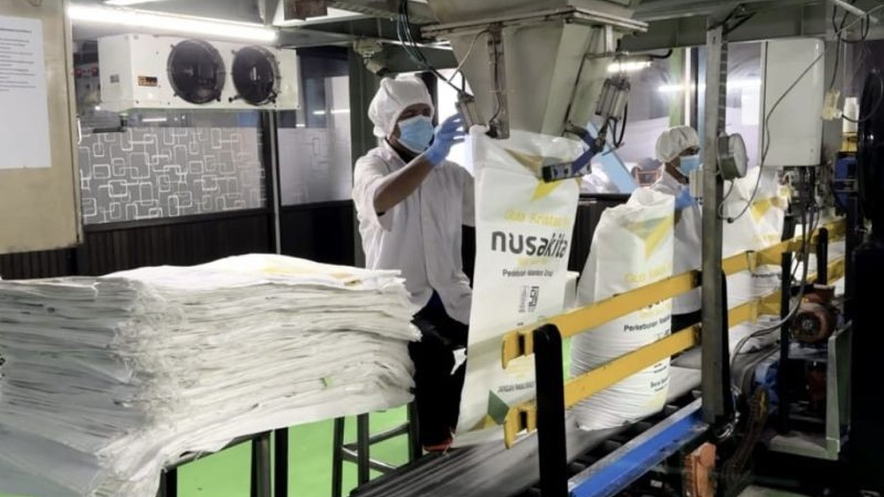 Polri menetapkan mantan Dirut PTPN XI, Dolly Parlagutan Pulungan, dan mantan Direnbang Bisnis, Aris Toharisman, sebagai tersangka korupsi proyek PG Djatiroto dengan kerugian negara mencapai ratusan miliar rupiah.