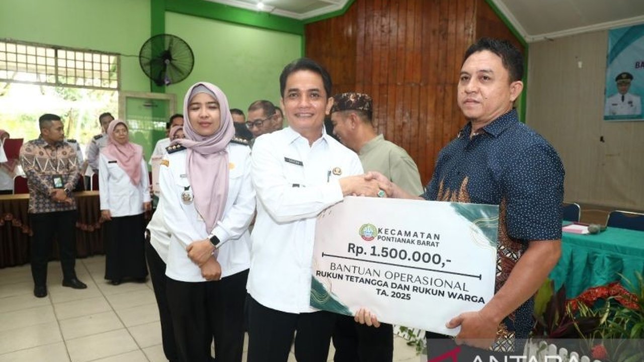 Pemerintah Kota Pontianak memberikan bantuan operasional Rp1,5 juta kepada 561 RT dan 105 RW di Kecamatan Pontianak Barat, dengan rencana kenaikan menjadi Rp6 juta per tahun mulai tahun depan.