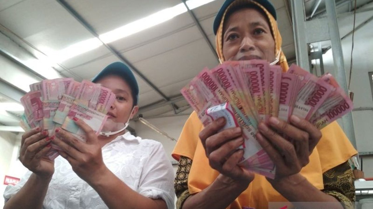 Sejumlah perusahaan besar di Kudus, termasuk PT Djarum, menyalurkan THR lebih awal kepada karyawannya, memberikan dampak positif bagi perekonomian lokal menjelang Lebaran.