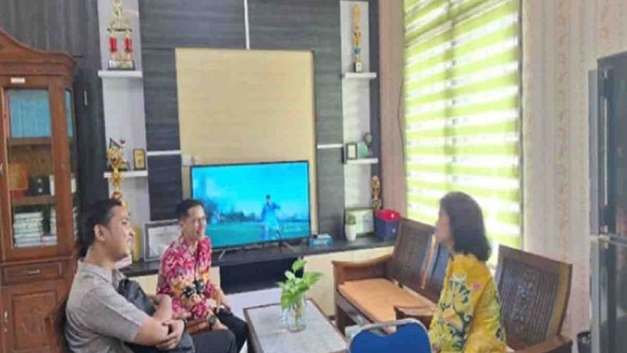 Dinas Pertanian Kotawaringin Barat berkolaborasi dengan McDonald's Indonesia untuk meningkatkan kualitas telur dan perekonomian peternak lokal, membuka akses pasar yang lebih luas dan mendorong sertifikasi NKV.