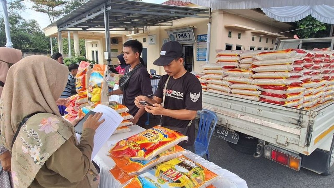Pemerintah Provinsi Kepulauan Bangka Belitung menambah stok beras 3.574,7 ton untuk menjaga stabilitas harga dan ketersediaan menjelang Idul Fitri 1446 H, dengan harga beras tetap stabil.