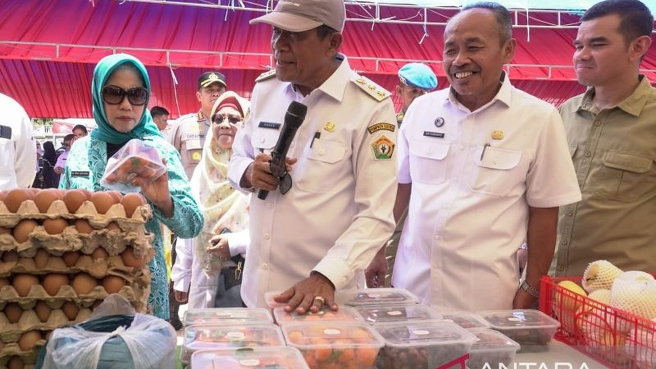 Pemerintah Provinsi Sulawesi Tenggara menggelar pasar murah serentak di 17 kabupaten/kota untuk menekan inflasi selama Ramadhan dan Lebaran 2025, menyediakan berbagai kebutuhan pokok dengan harga terjangkau.