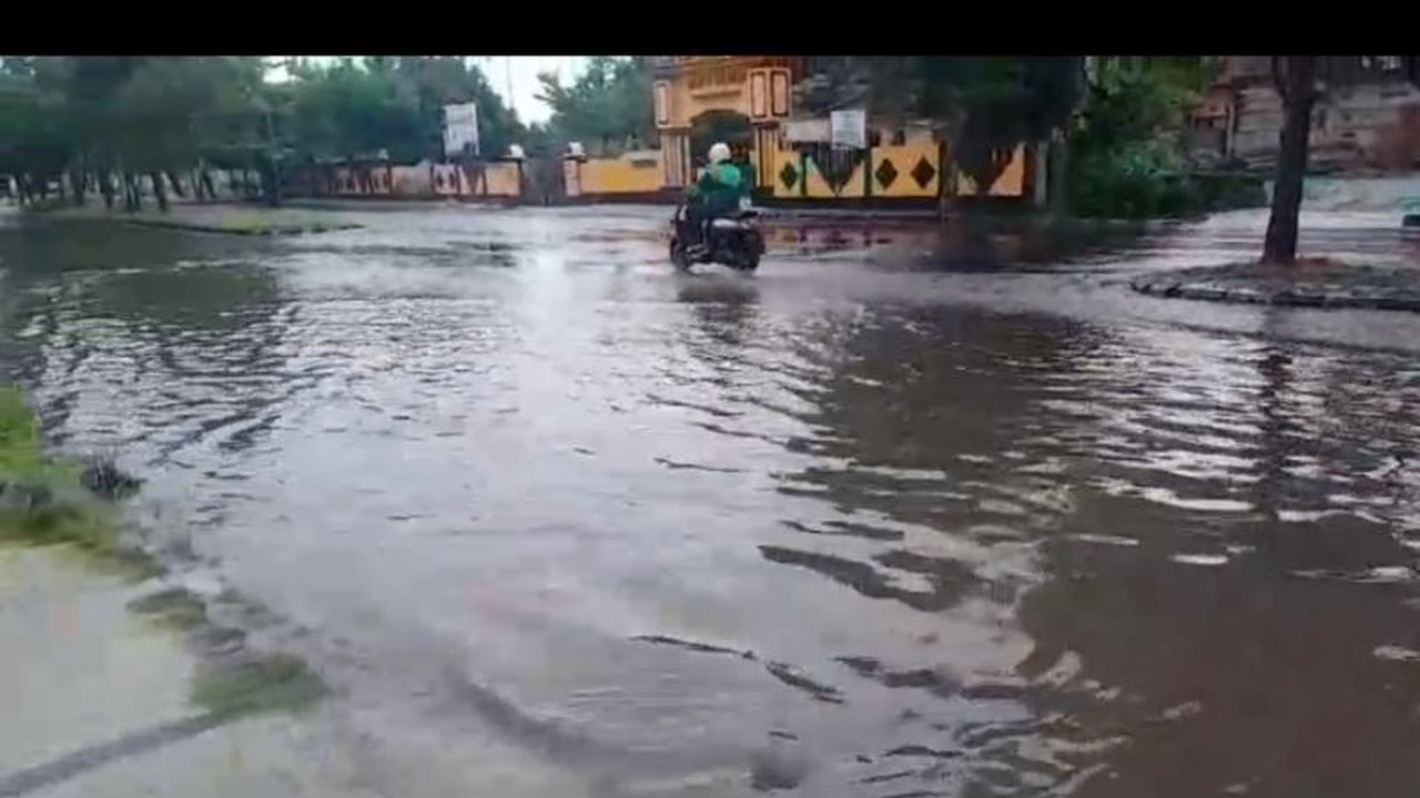 Tiga sekolah di Mataram, NTB terdampak genangan akibat hujan deras dan meluapnya Kali Remeneng; Dinas PUPR kerahkan pompa air dan koordinasi dengan BPBD.
