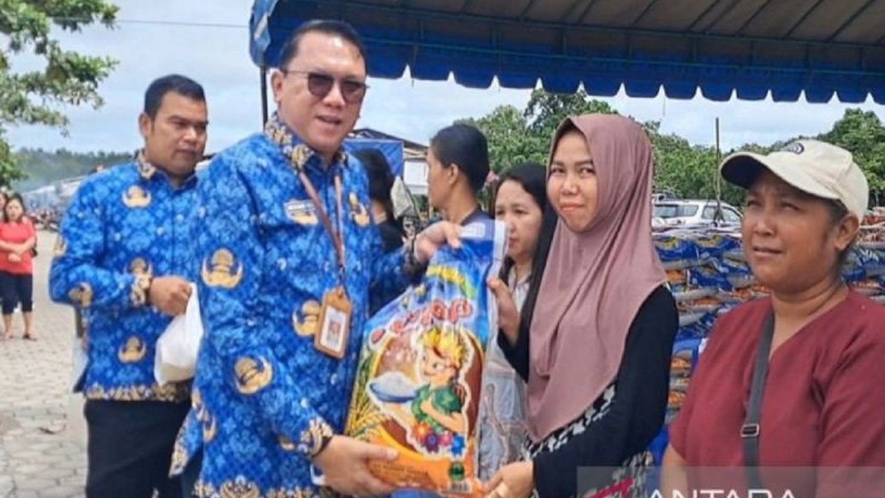 Pemerintah Kabupaten Gunung Mas, Kalimantan Tengah, menggelar operasi pasar murah di enam kecamatan untuk menekan inflasi dan menstabilkan harga kebutuhan pokok menjelang Idul Fitri.