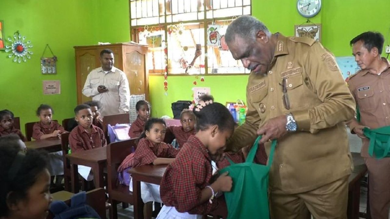 Wali Kota Jayapura, Abisai Rollo, meluncurkan Program Makan Bergizi Gratis (MBG) tahap pertama untuk 1.912 siswa di empat sekolah di Distrik Abepura, dengan menu makanan kering selama Ramadhan.