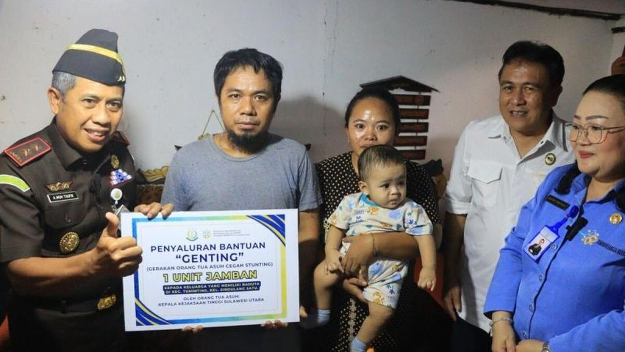 Kejaksaan Tinggi Sulawesi Utara (Kejati Sulut) serahkan bantuan jamban dan makanan bergizi untuk keluarga berisiko stunting, dukung program Genting.