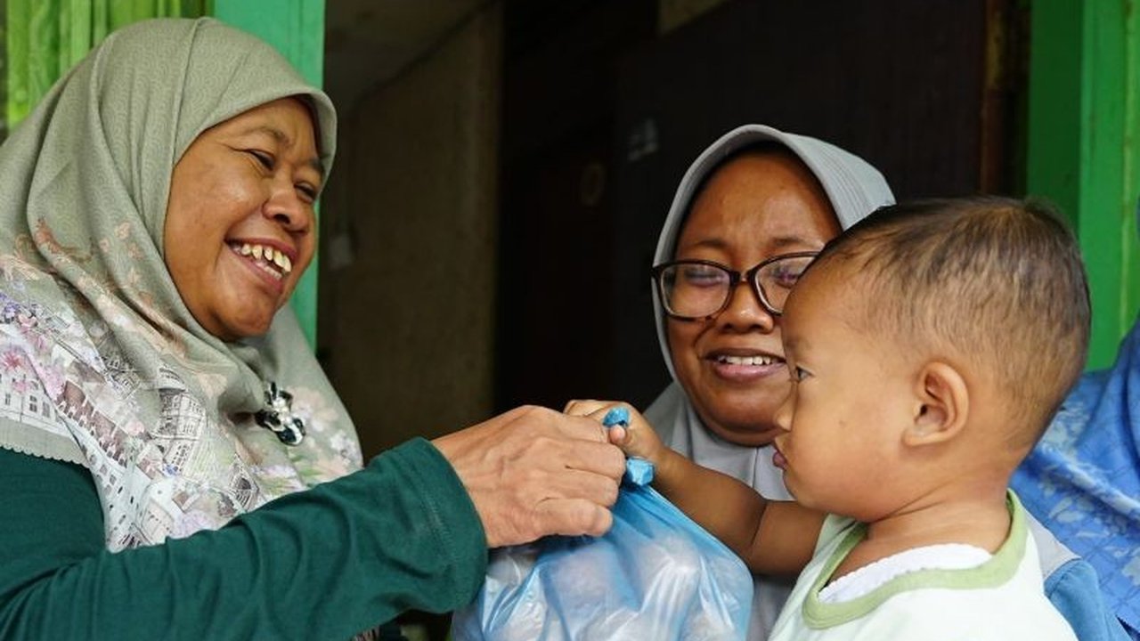 Dinas Kesehatan Kota Madiun meluncurkan program Gelinting Simas untuk mengatasi stunting dengan memberikan bantuan telur dan edukasi gizi kepada 255 balita.