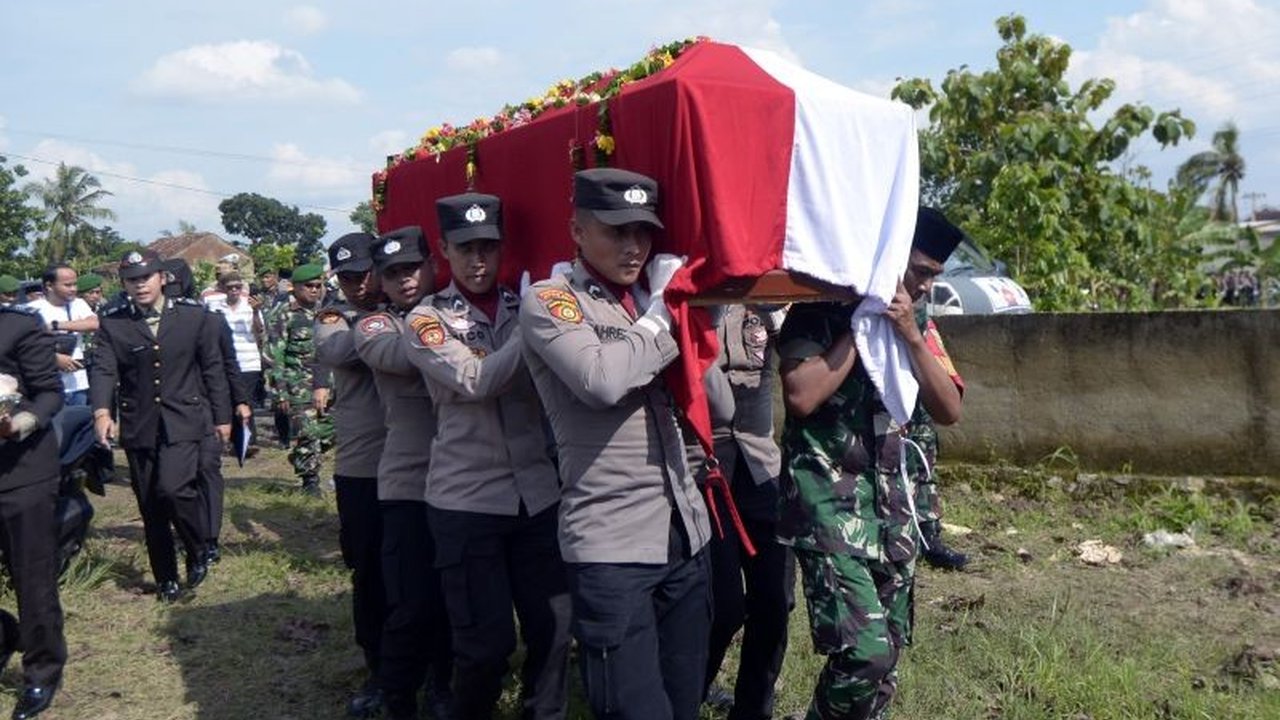 Polri menawarkan jalur rekrutmen proaktif kepada kakak Briptu Ghalib, polisi yang gugur saat membubarkan sabung ayam di Lampung, sebagai bentuk penghormatan dan apresiasi.