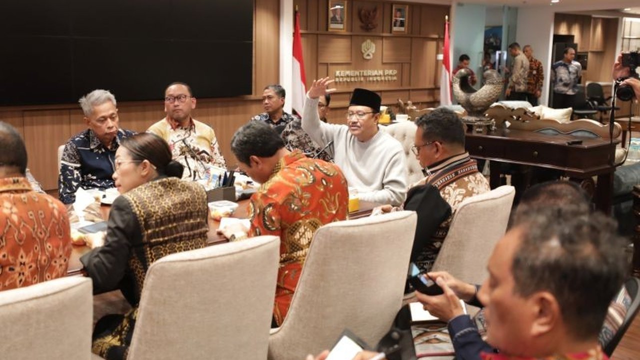 Menteri Sosial mendorong kepala daerah NTT untuk berpartisipasi aktif dalam pemutakhiran Data Tunggal Sosial Ekonomi Nasional (DTSEN) dan program Sekolah Rakyat guna memastikan bantuan tepat sasaran.