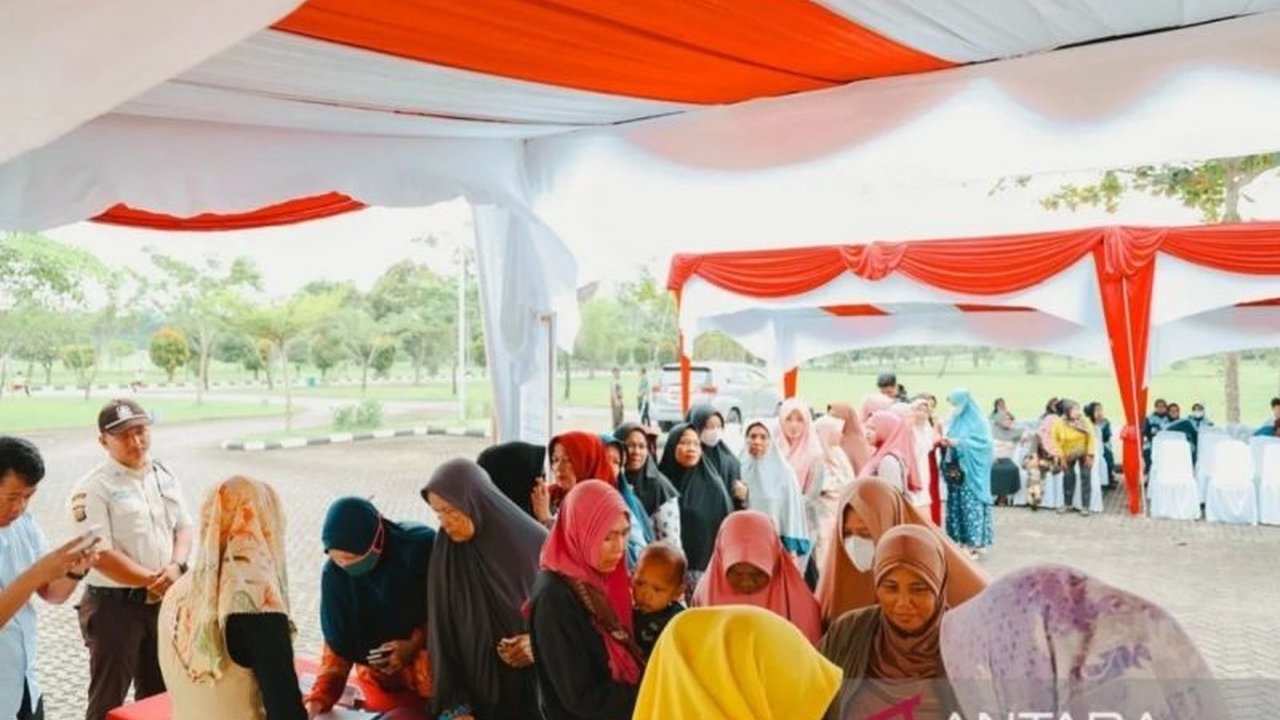 PTPN IV Regional III Riau menggelar Gerakan Pangan Murah (GPM) Ramadhan 2025 dengan mendistribusikan 50 ton minyak goreng dan gula murah ke berbagai wilayah, membantu masyarakat memenuhi kebutuhan jelang Lebaran.