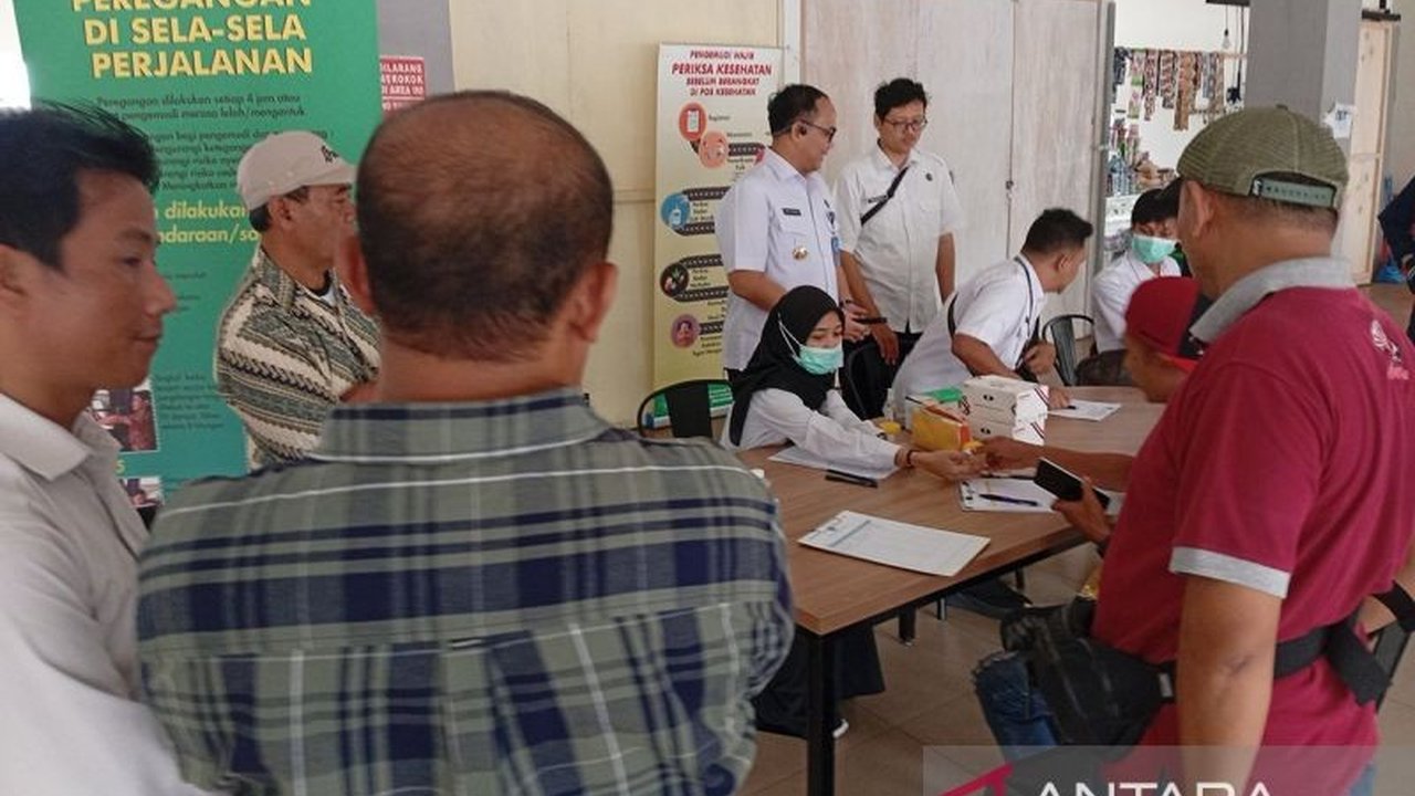 Ratusan awak bus di Purwokerto menjalani cek kesehatan dan tes urine untuk memastikan keamanan dan keselamatan penumpang selama angkutan Lebaran 2025.